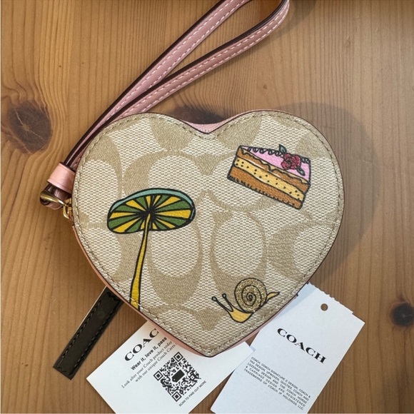 NWT Coach  Heart Coin Case In Signature Canvas - Picture 7 of 8